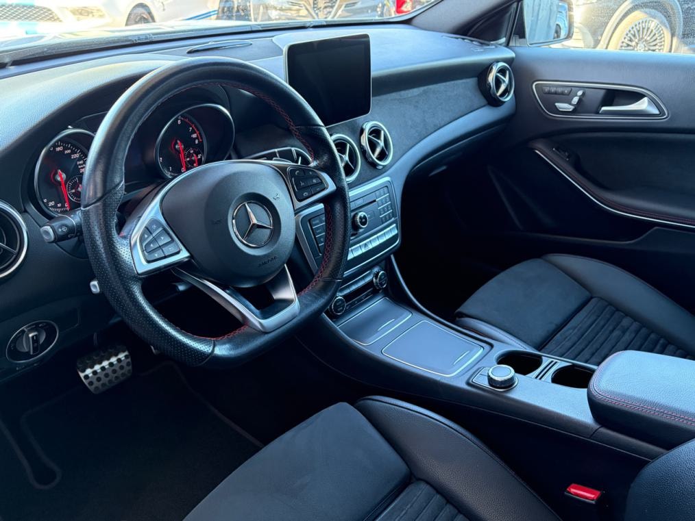 MERCEDES-BENZ GLA 250 AMG Line 4Matic 7G-DCT-image-3