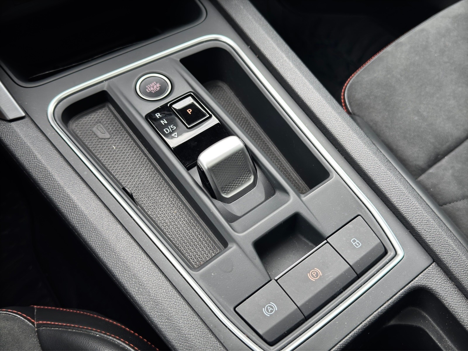 SEAT Leon ST 1.5 eTSI mHEV DSG FR-image-13