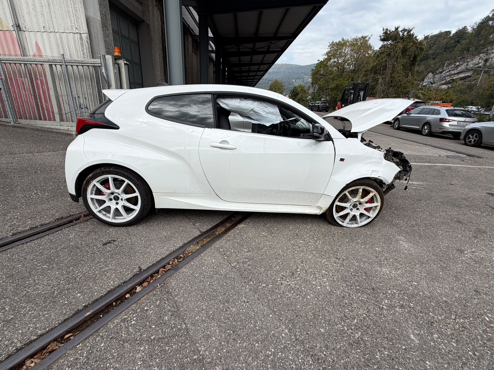 TOYOTA Yaris 1.6 GR Sport A-image-3
