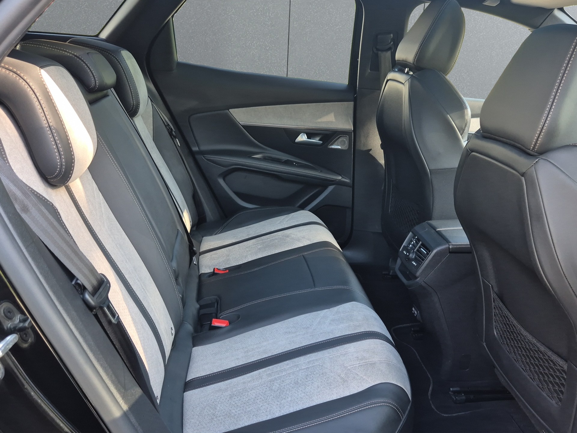 PEUGEOT 3008 1.6 Plug-in Hybrid4 GT Pack-image-17