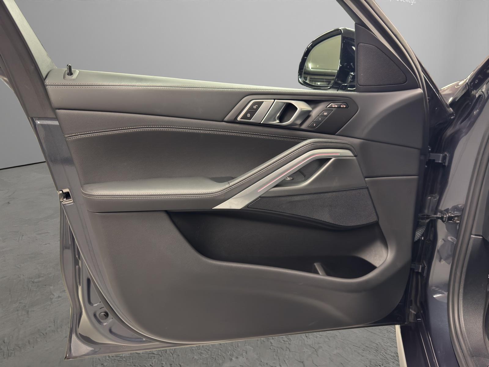 BMW X6 M50i-image-12