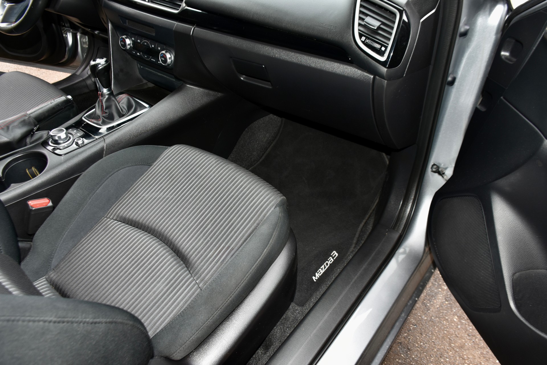 MAZDA 3 2.2 16V CD Revolution-image-5