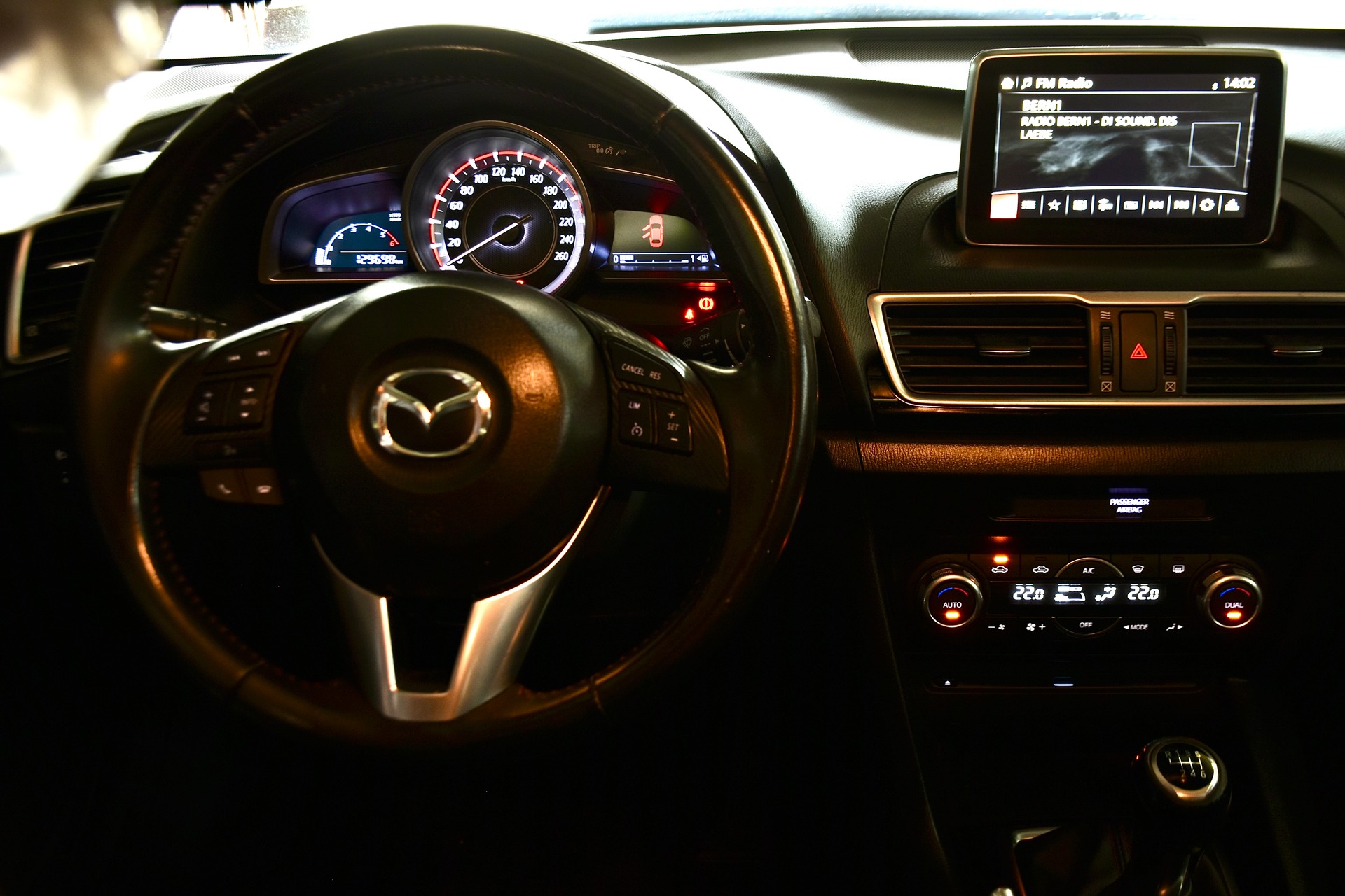 MAZDA 3 2.2 16V CD Revolution-image-8