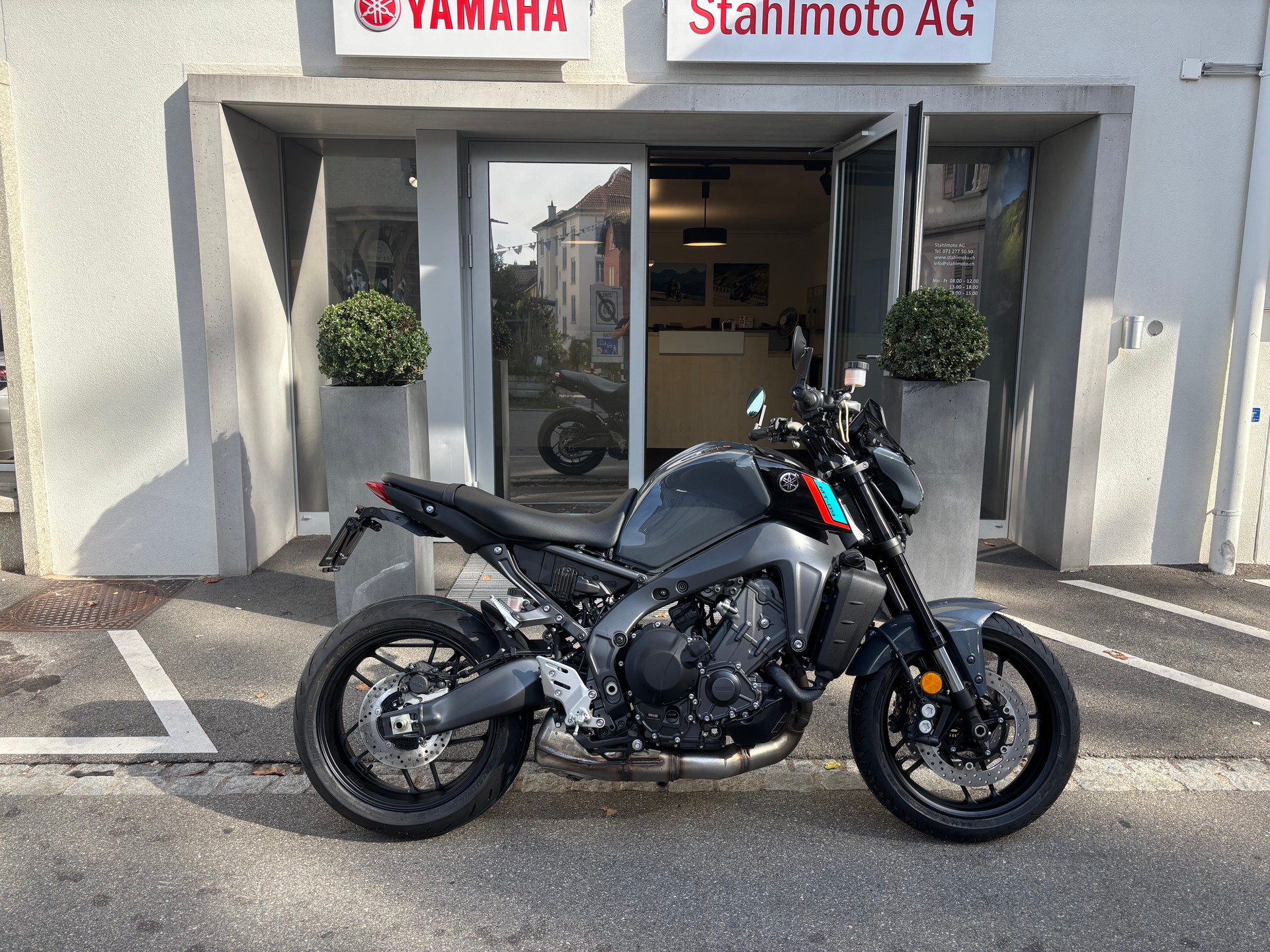 YAMAHA MT-09 Dark Edition-showroom-element-2