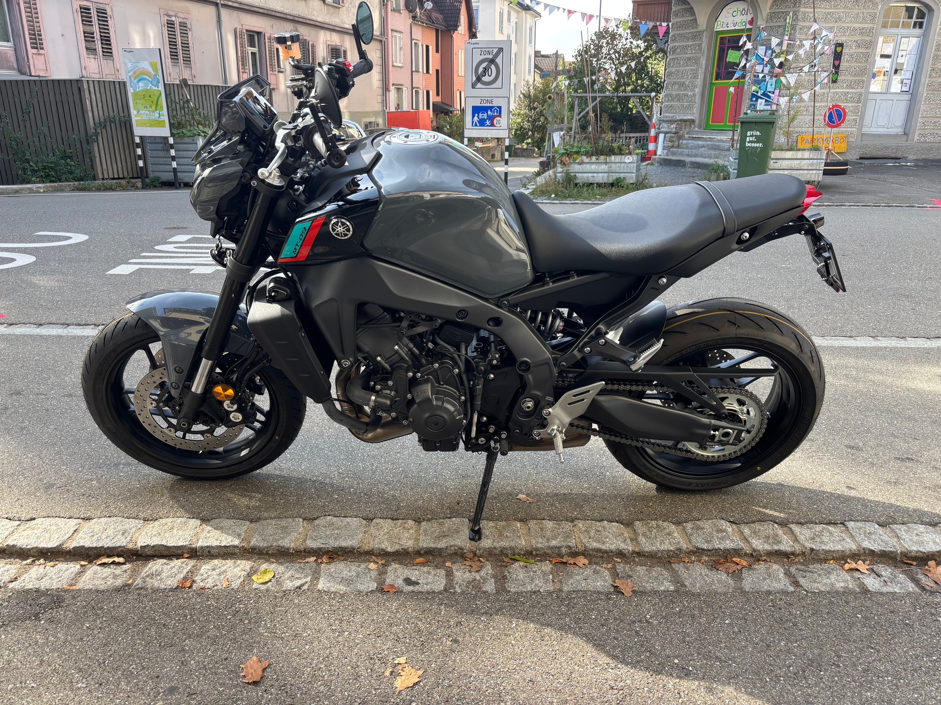 YAMAHA MT-09 Dark Edition-showroom-element-3