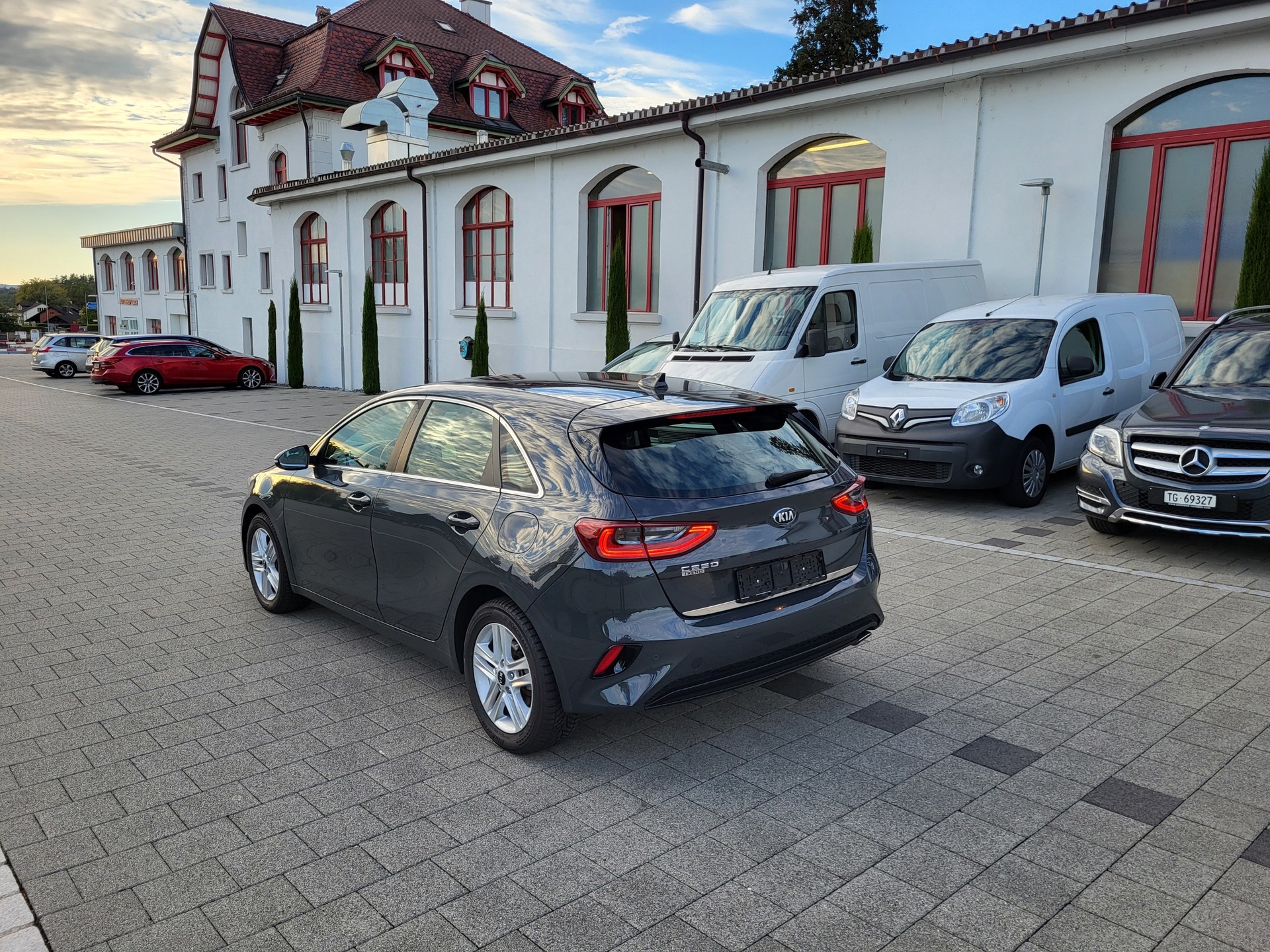 KIA Ceed 1.4 T-GDi Trend DCT-image-1
