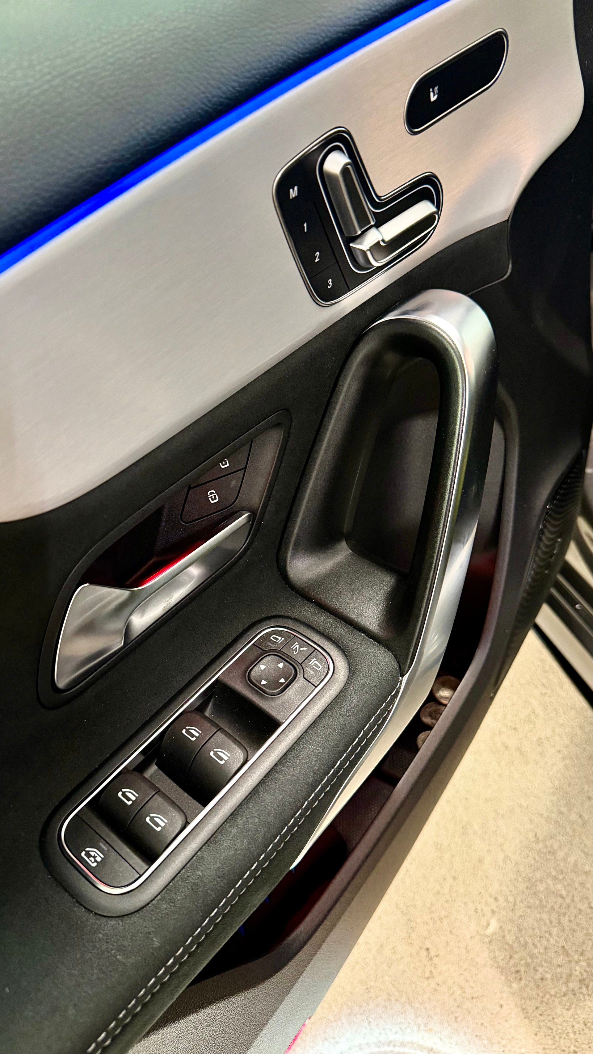 MERCEDES-BENZ A 200 Night Star AMG Line-image-16