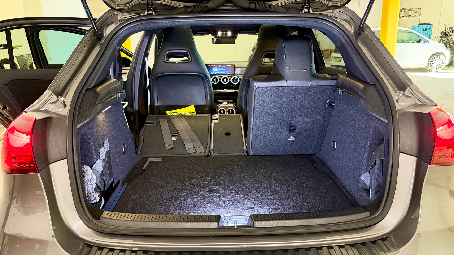 MERCEDES-BENZ A 200 Night Star AMG Line-image-18