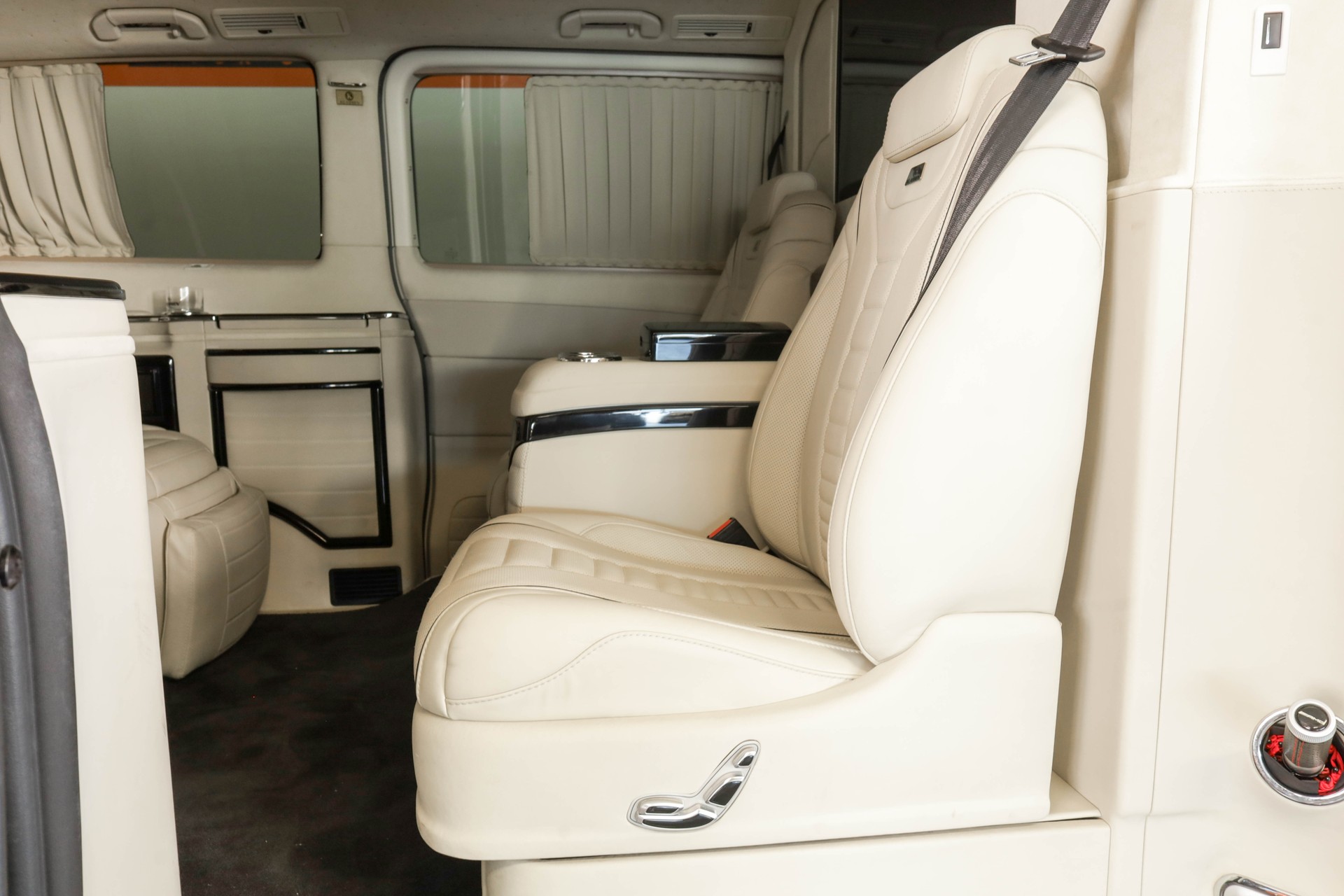 MERCEDES-BENZ Klassen V-VIP V 300 d extralang 4Matic • Smart-TV •-image-14