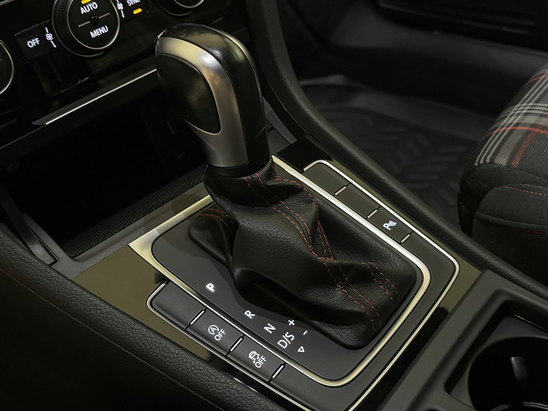 VW Golf 2.0 TSI GTI Performance DSG-image-11