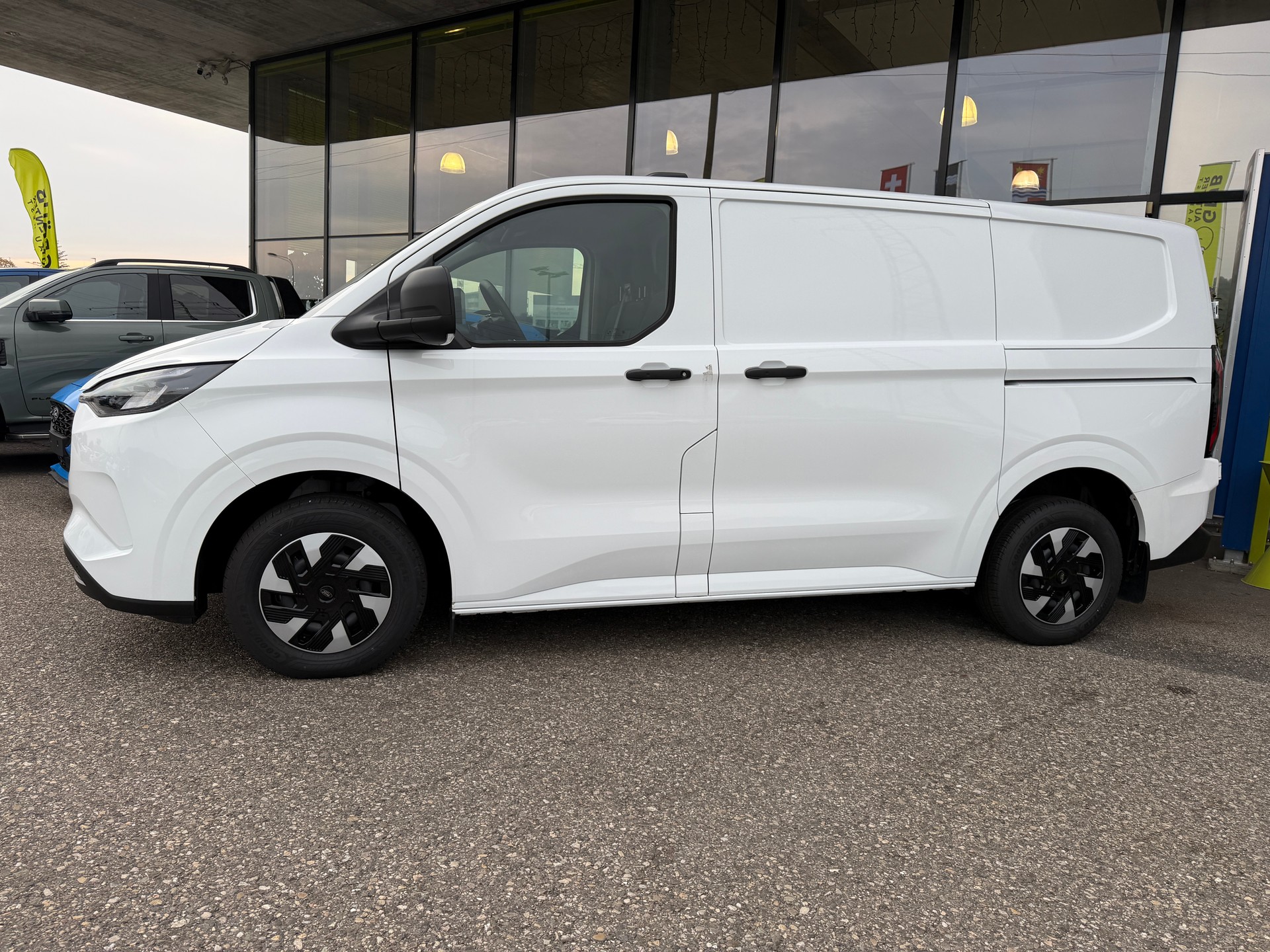 FORD Transit Custom Van 320 L1H1 65kWh Trend-image-3