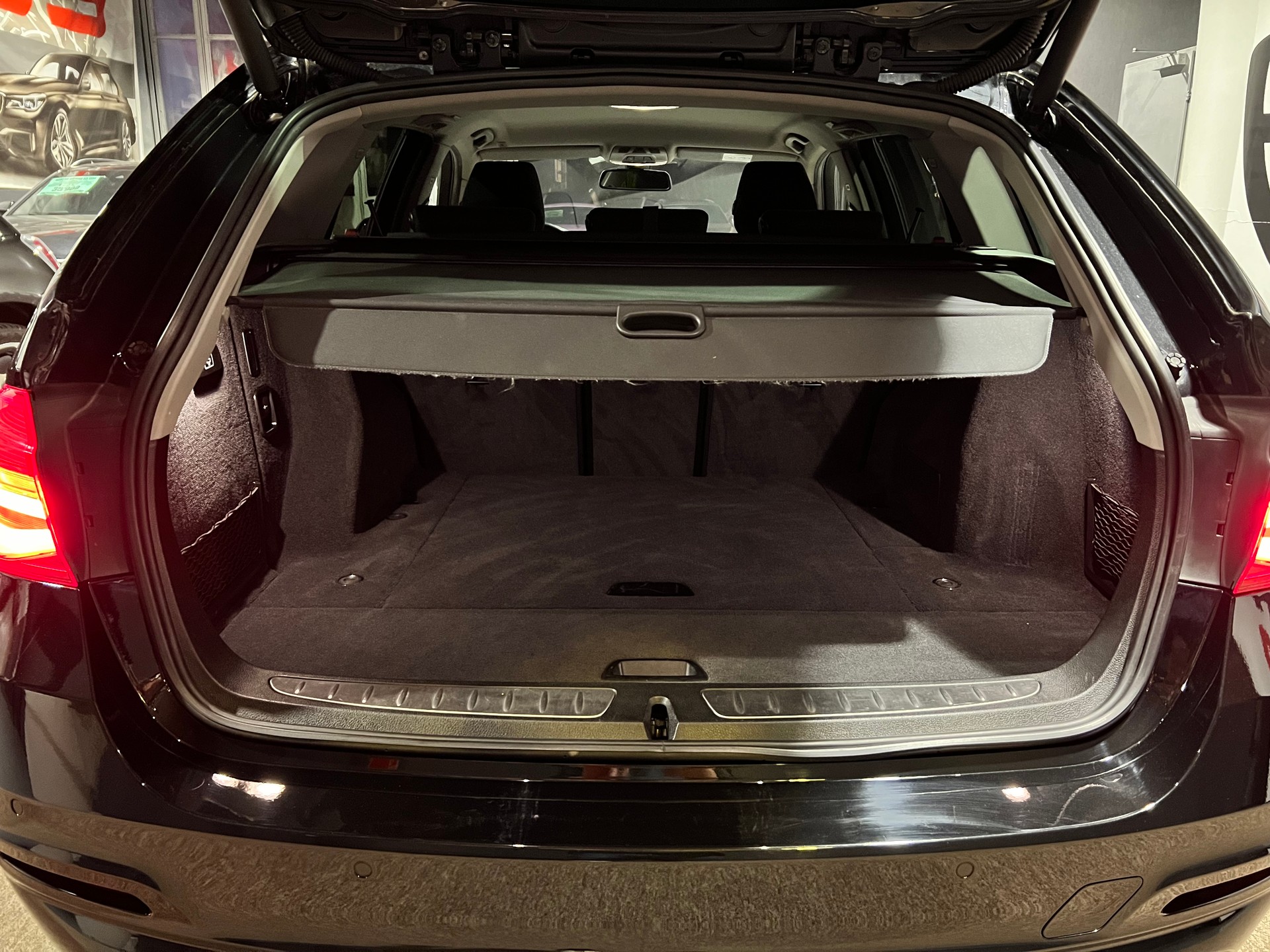BMW 318d xDrive Touring-image-4