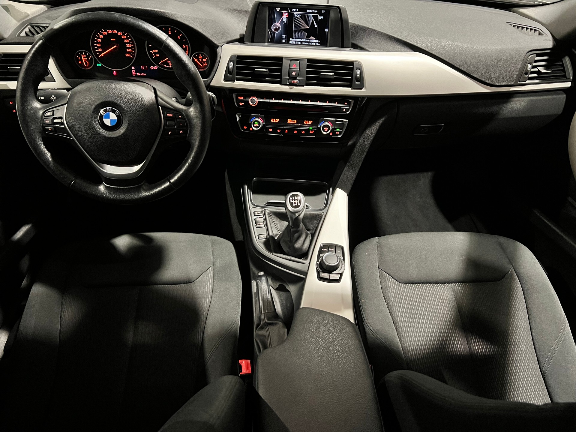 BMW 318d xDrive Touring-image-9