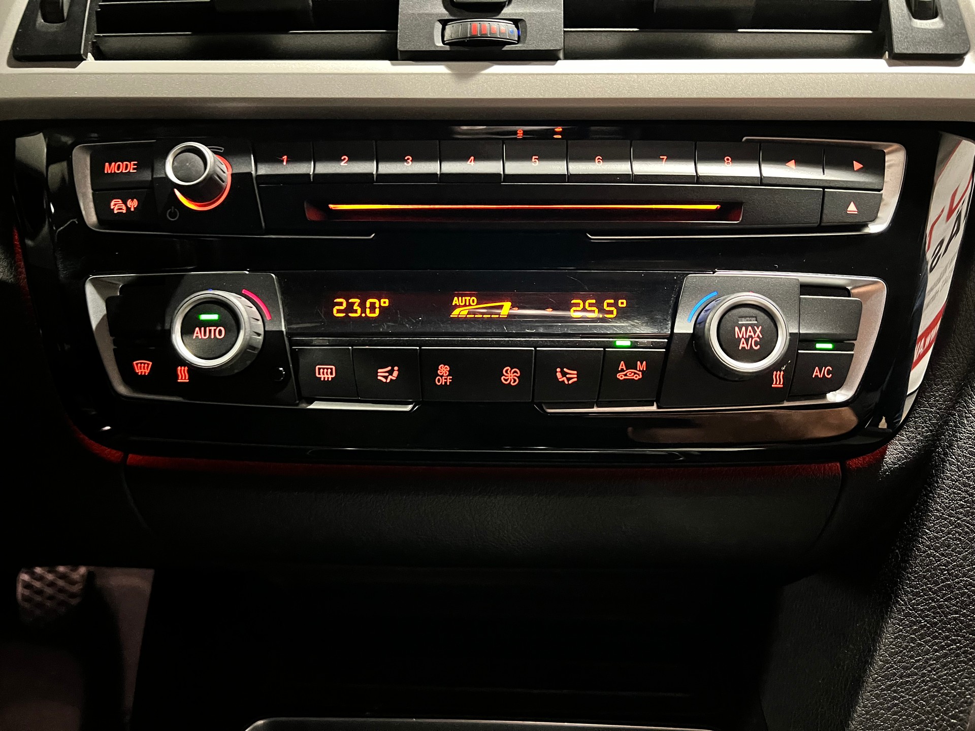 BMW 318d xDrive Touring-image-16