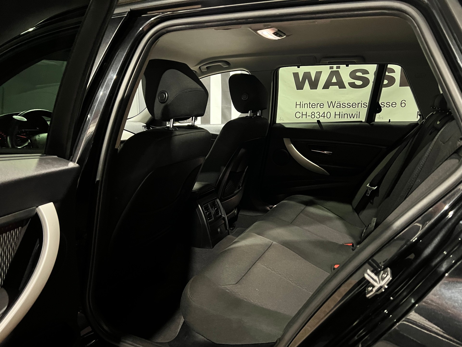 BMW 318d xDrive Touring-image-13