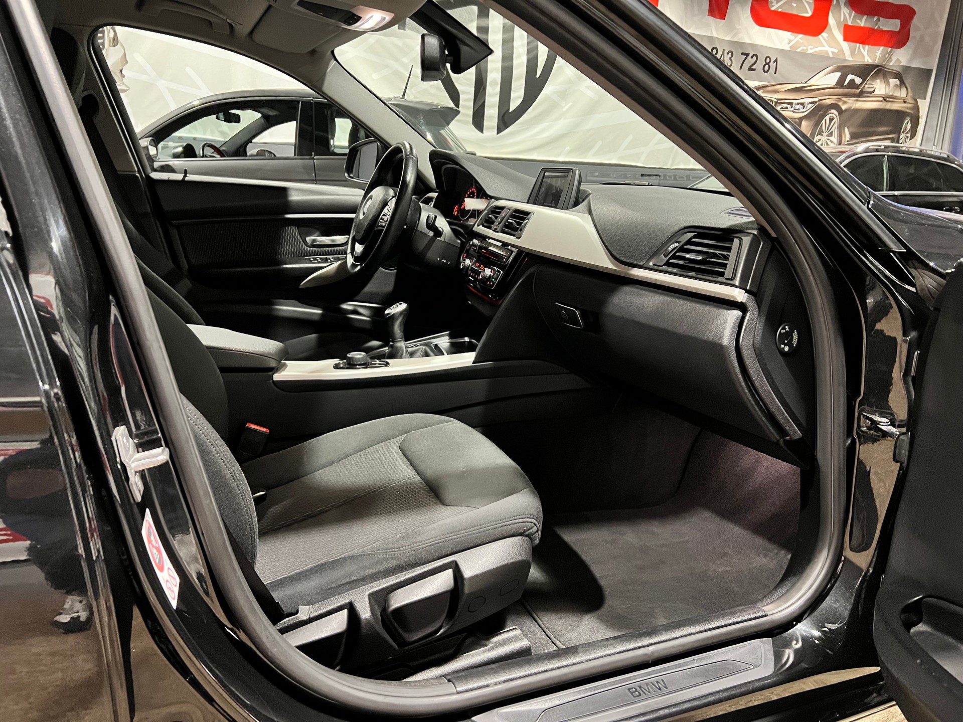 BMW 318d xDrive Touring-image-12