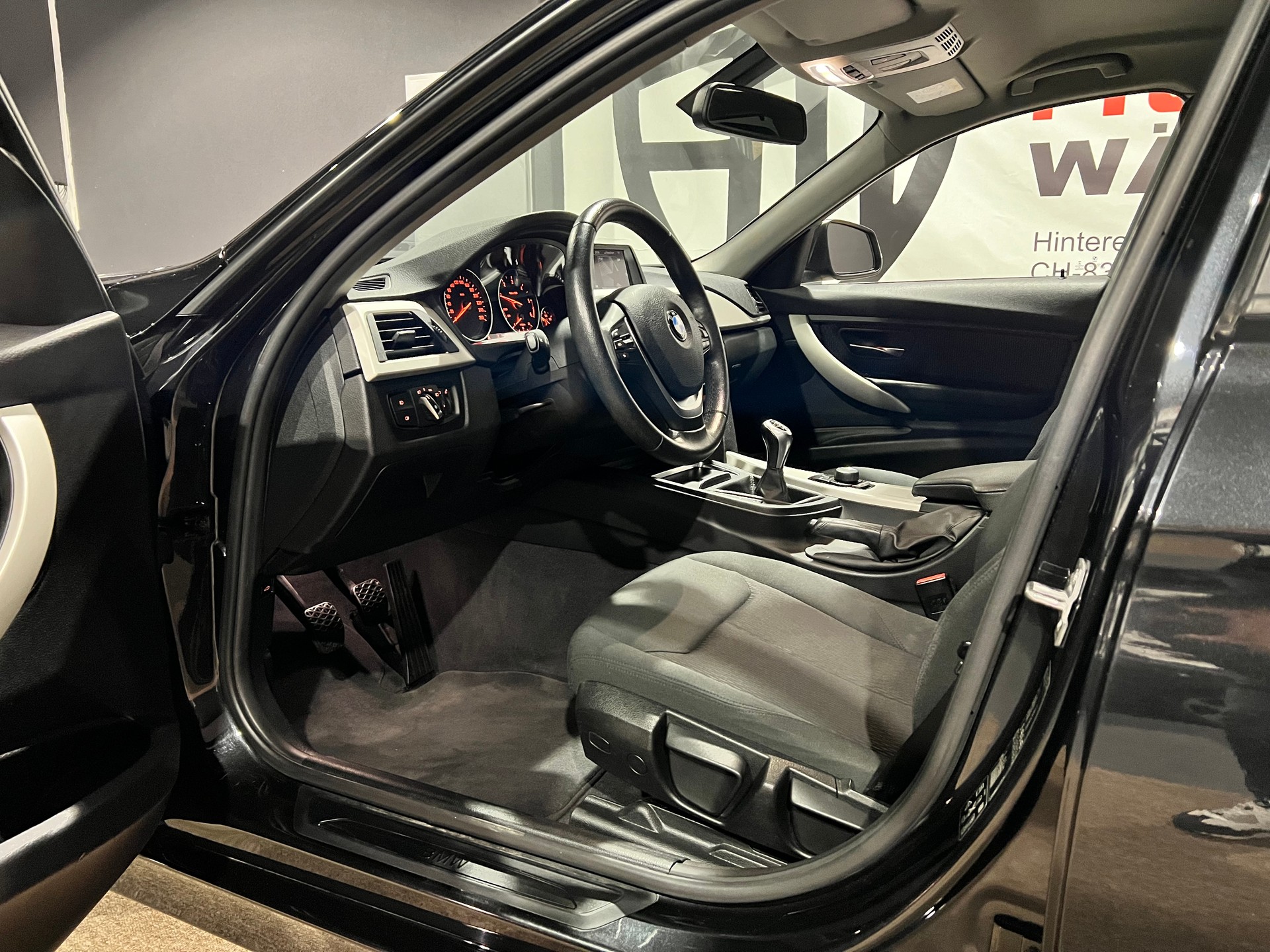 BMW 318d xDrive Touring-image-10