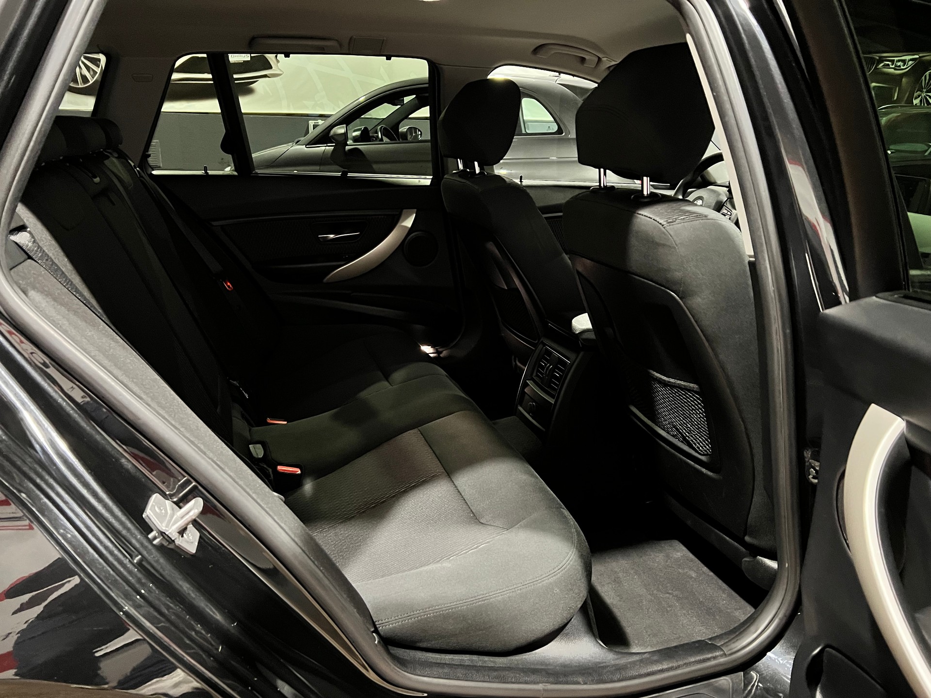 BMW 318d xDrive Touring-image-14