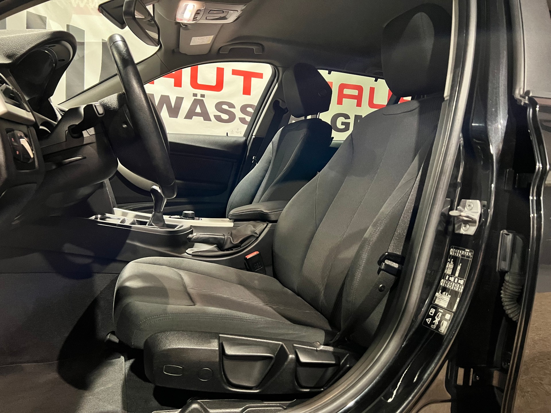 BMW 318d xDrive Touring-image-11