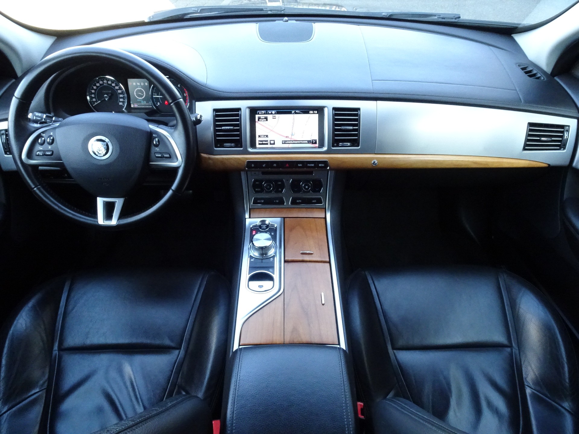 JAGUAR XF 2.2d-image-18