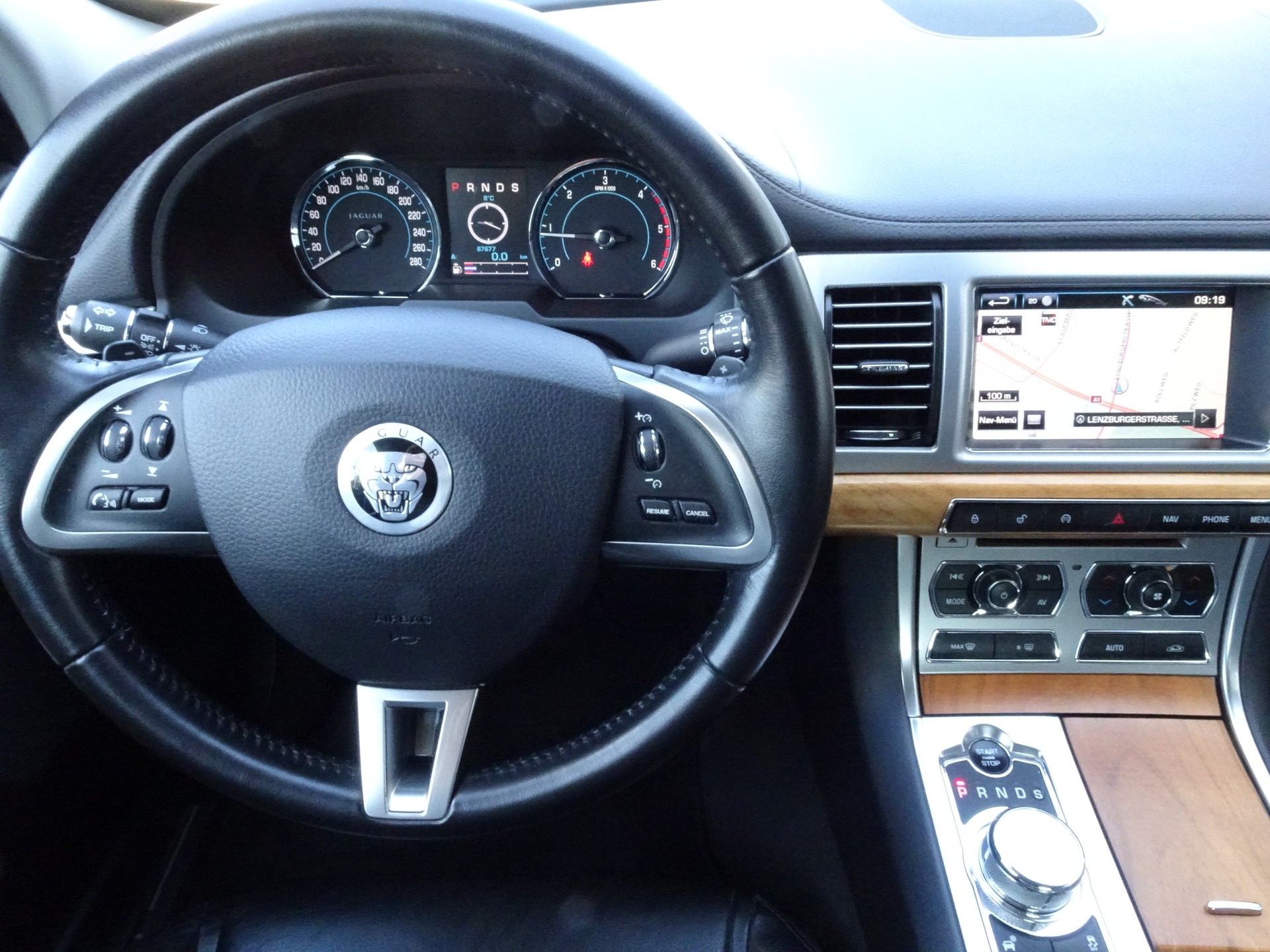 JAGUAR XF 2.2d-image-19