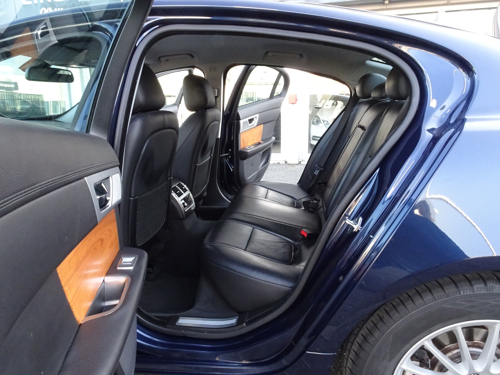 JAGUAR XF 2.2d-image-12