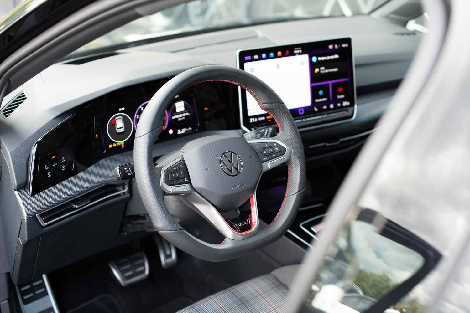 VW Golf 2.0 TSI GTI DSG *BLACK STYLE EDITION*-image-16
