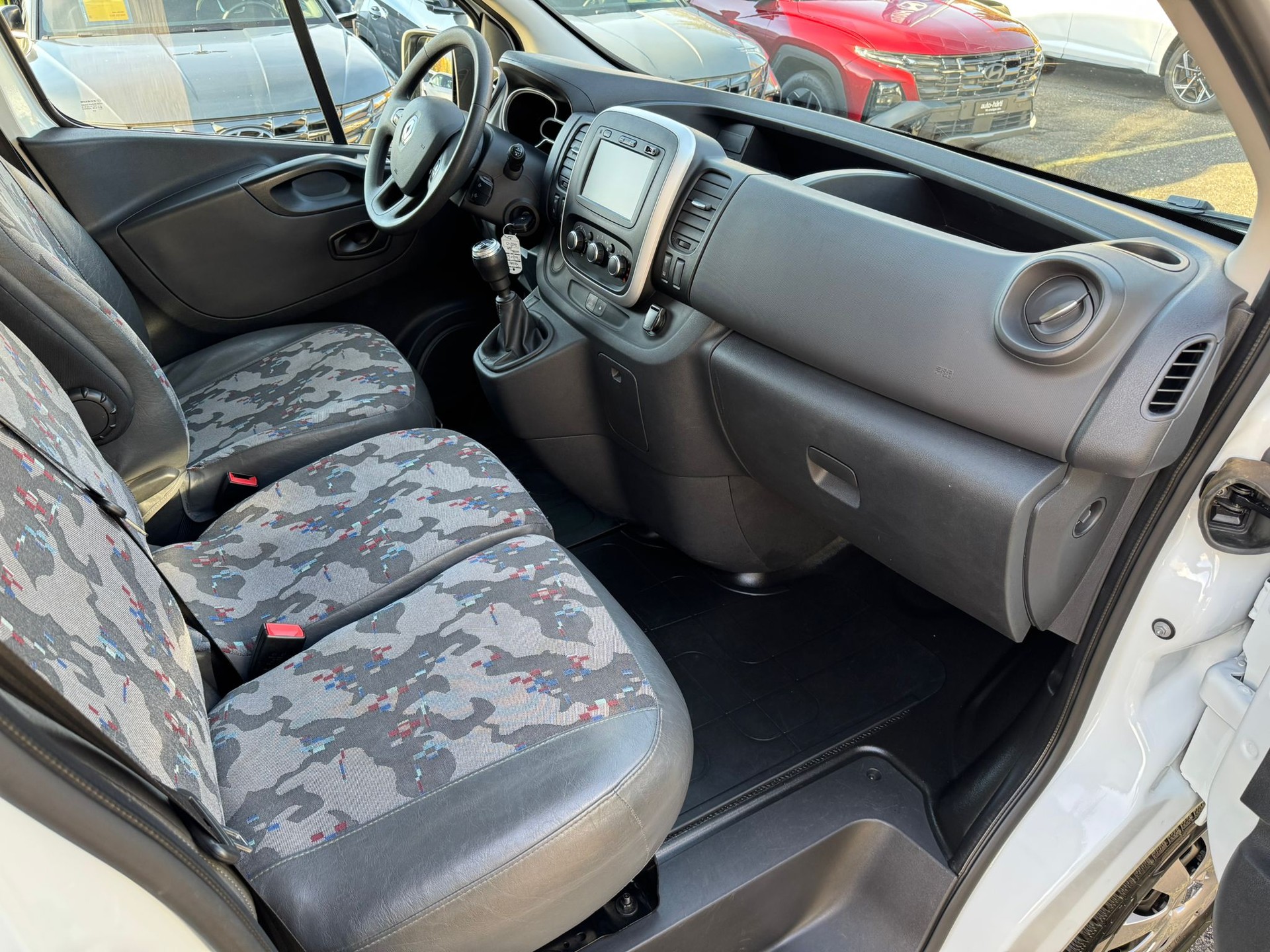 RENAULT Trafic 2.0 ENERGY dCi145 3.0t Business L2H2-image-4