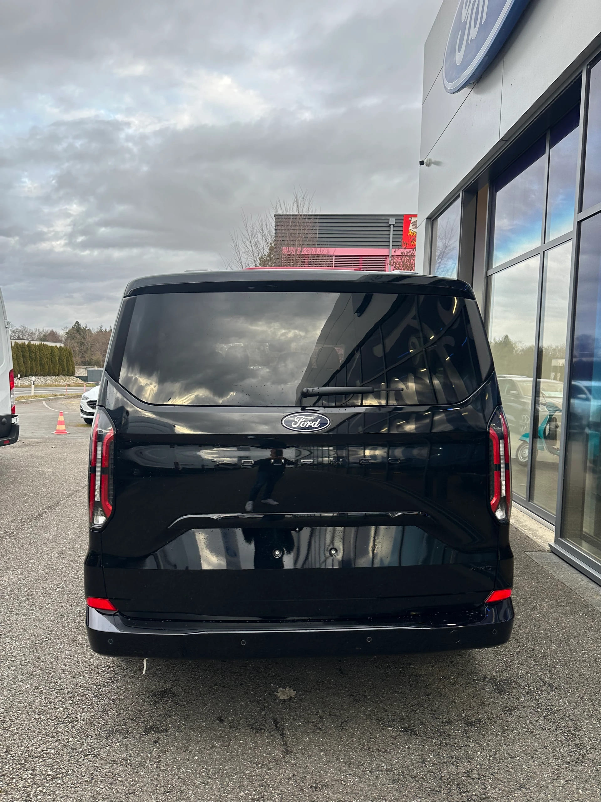 FORD Tourneo Custom 320 L2 2.0 EcoBl Titan.X/170/Aut.4WD-image-4