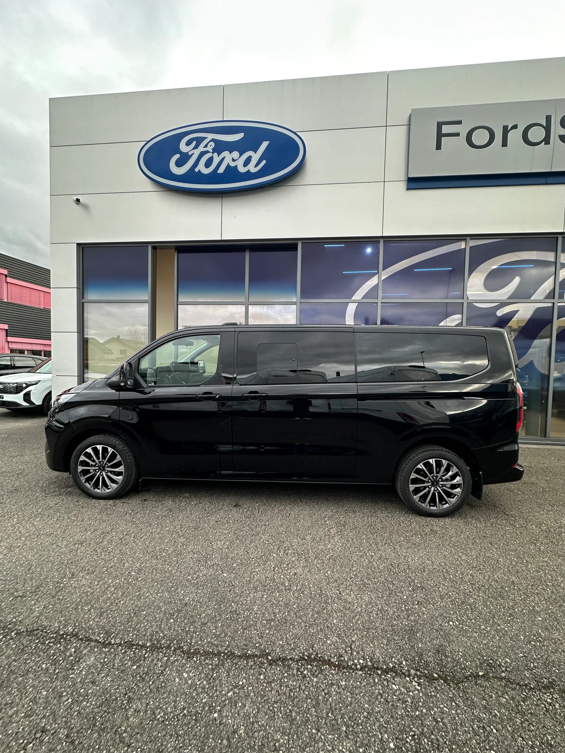 FORD Tourneo Custom 320 L2 2.0 EcoBl Titan.X/170/Aut.4WD-image-2