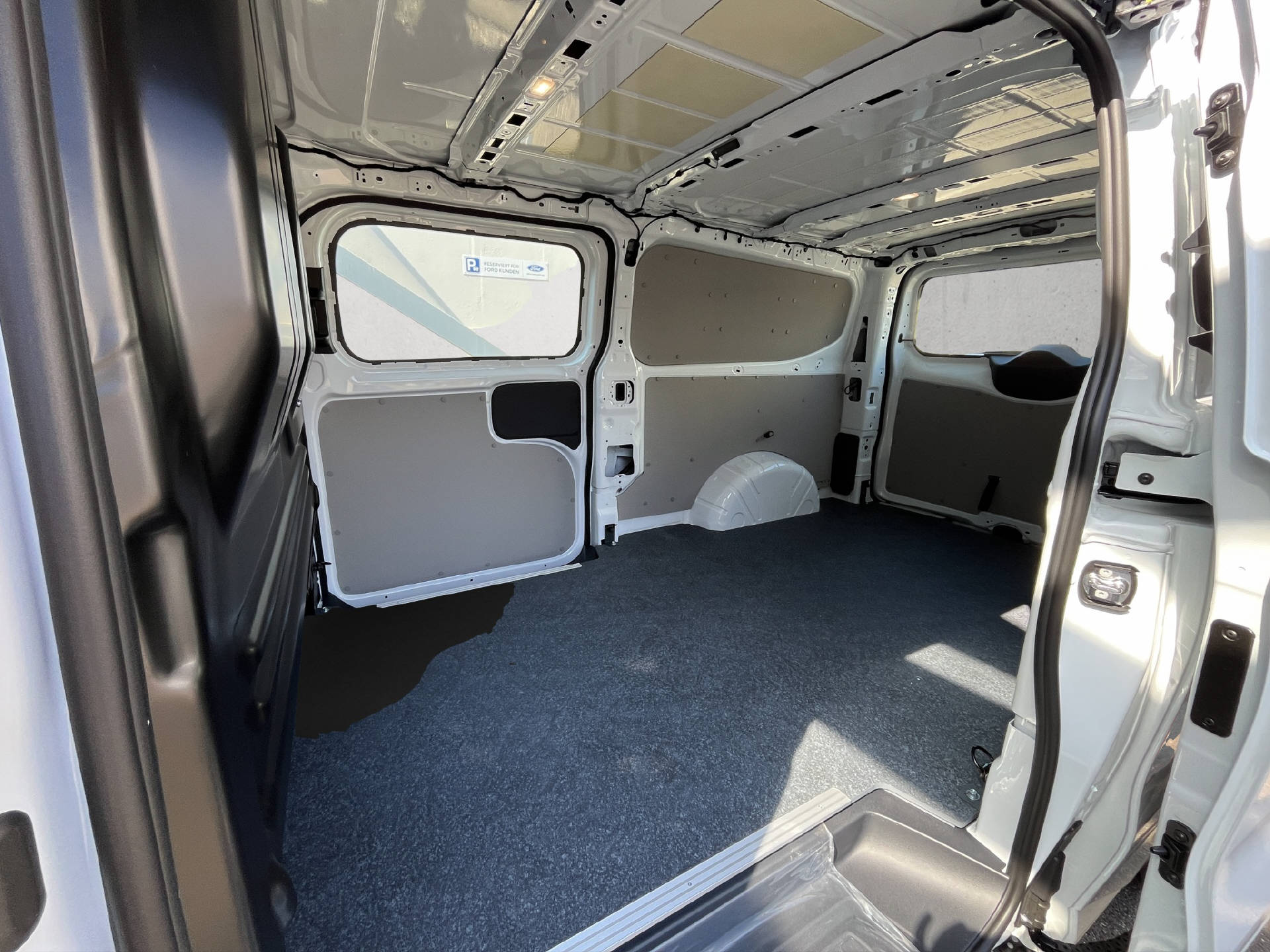 FORD Transit Custom Van 320 L2 2.0 EcoBlue 136 Trend-image-13