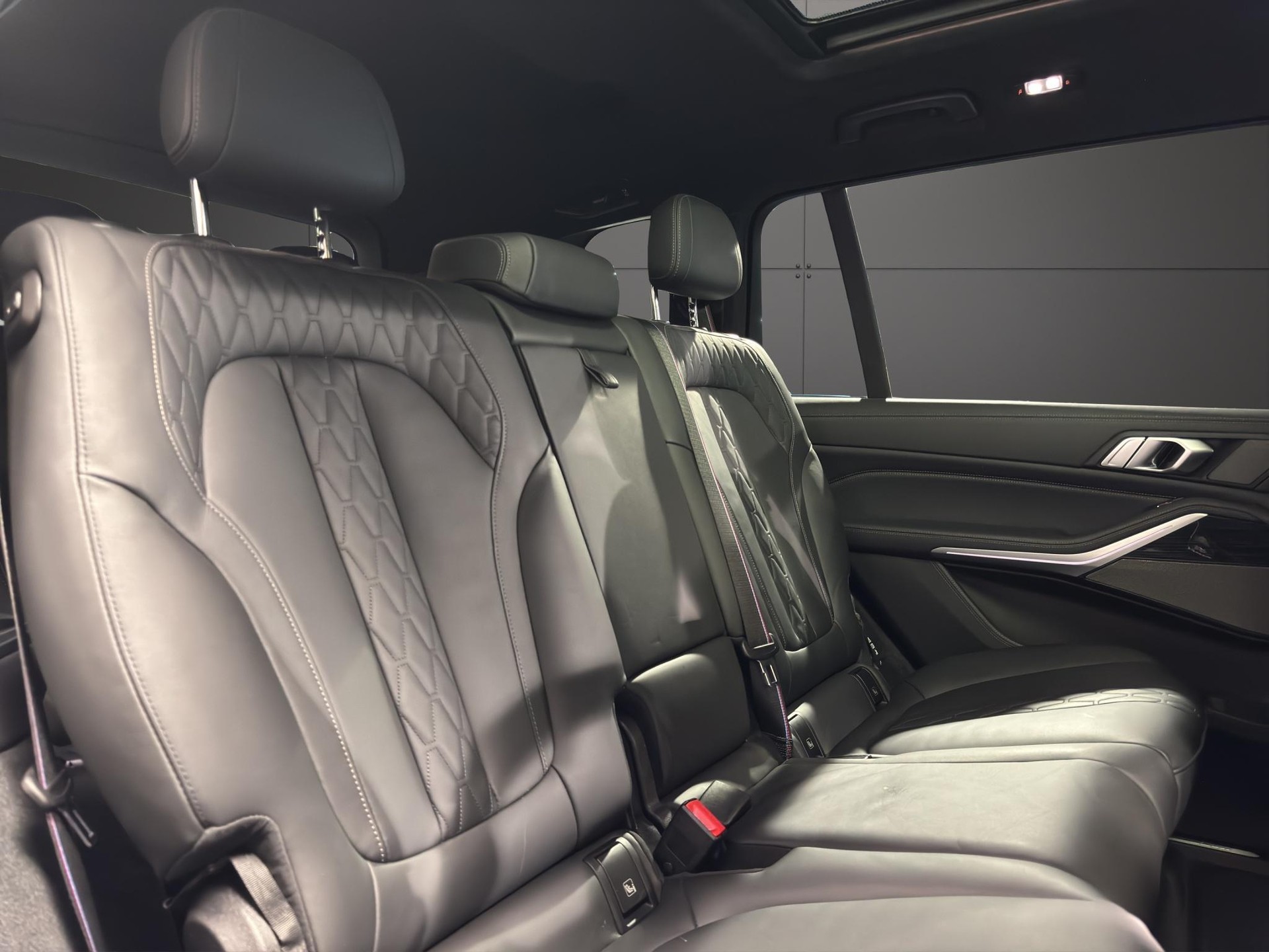 BMW X7 M60i M Sport-image-16