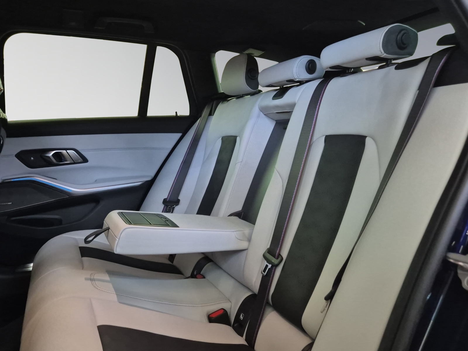 BMW M3 Touring xDrive Competition M-image-12