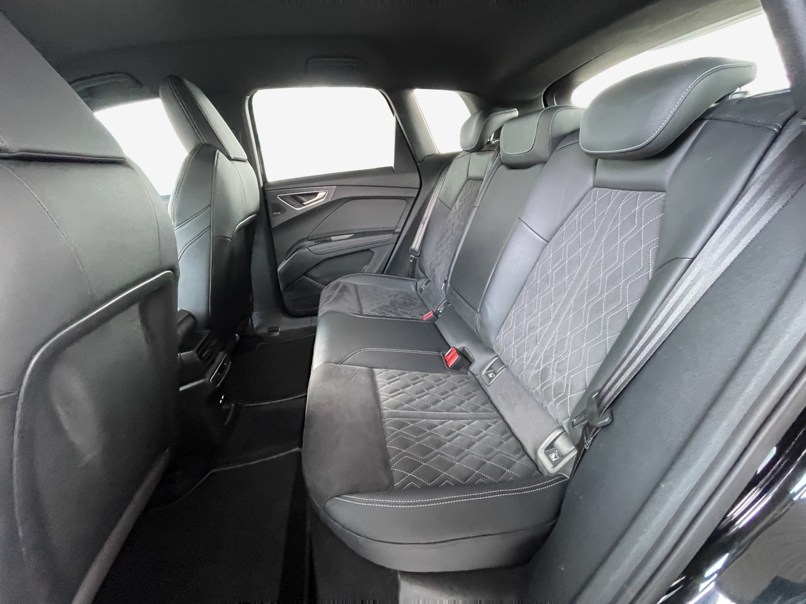 AUDI Q4 e-tron 50 quattro-image-12