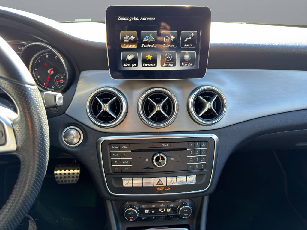 MERCEDES-BENZ CLA 220 AMG Line 4m Shooting Brake-image-10