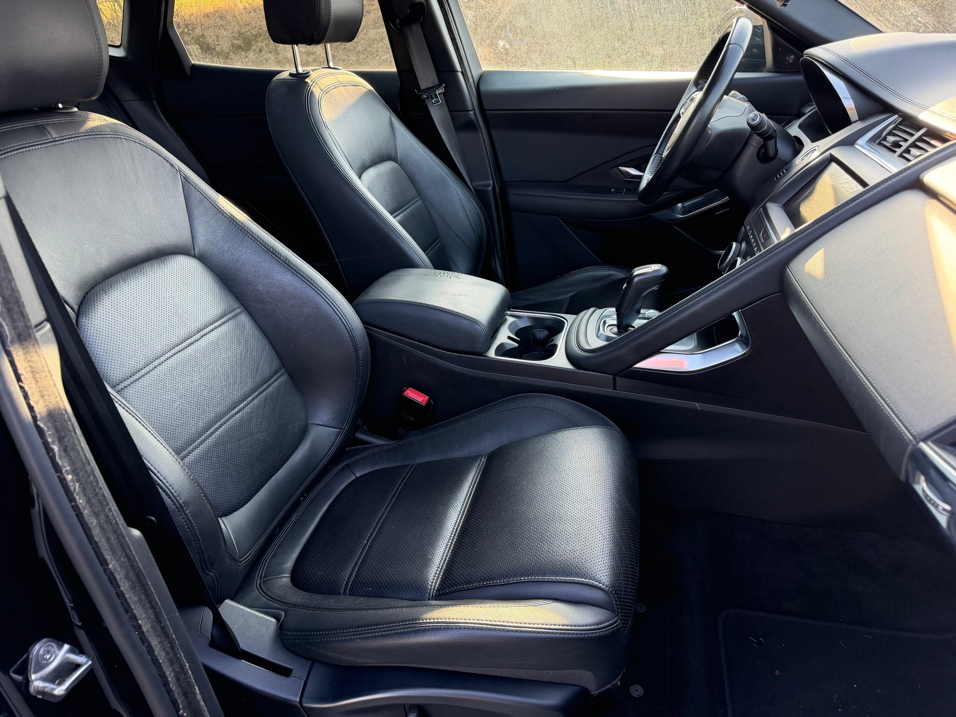 JAGUAR E-Pace P200 R-Dynamic HSE AWD Automatik-image-7