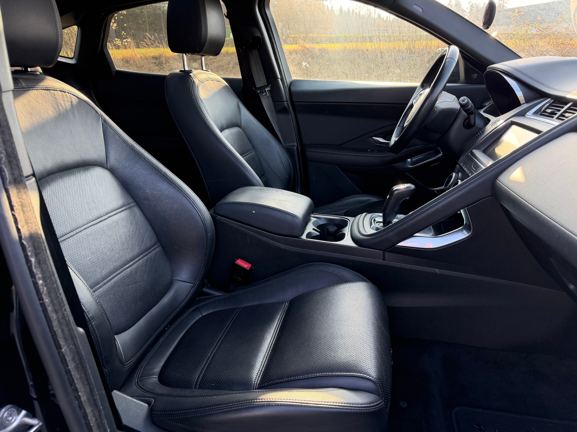 JAGUAR E-Pace P200 R-Dynamic HSE AWD Automatik-image-8