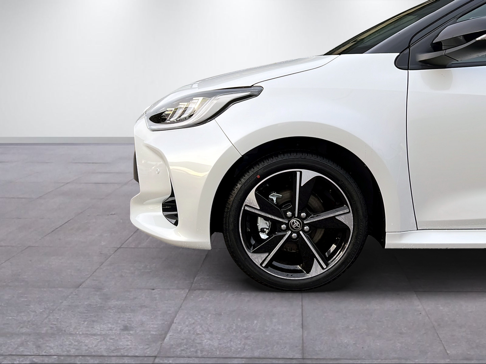 TOYOTA Yaris 1.5 VVT-i HSD Premium-image-2