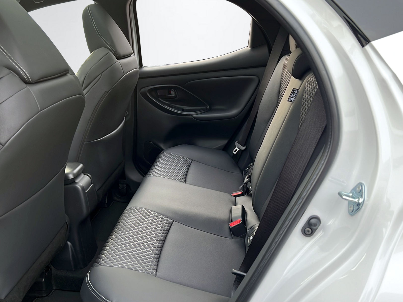 TOYOTA Yaris 1.5 VVT-i HSD Premium-image-10