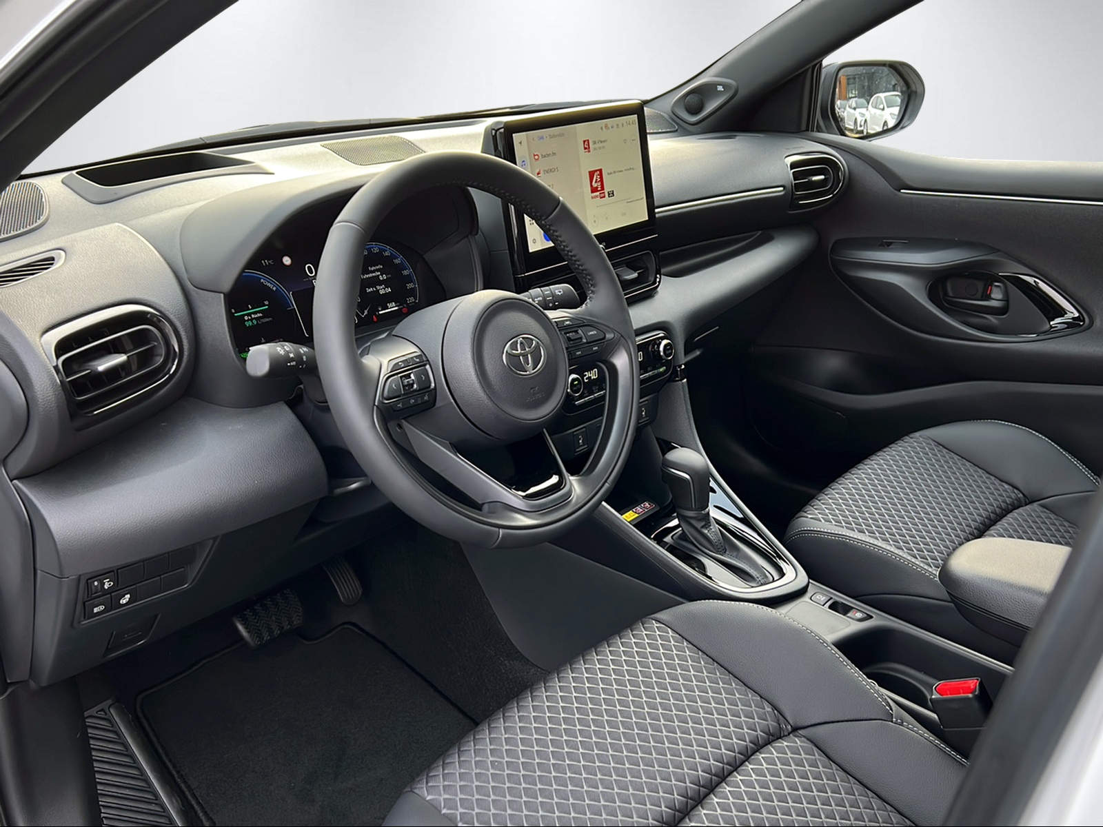 TOYOTA Yaris 1.5 VVT-i HSD Premium-image-13