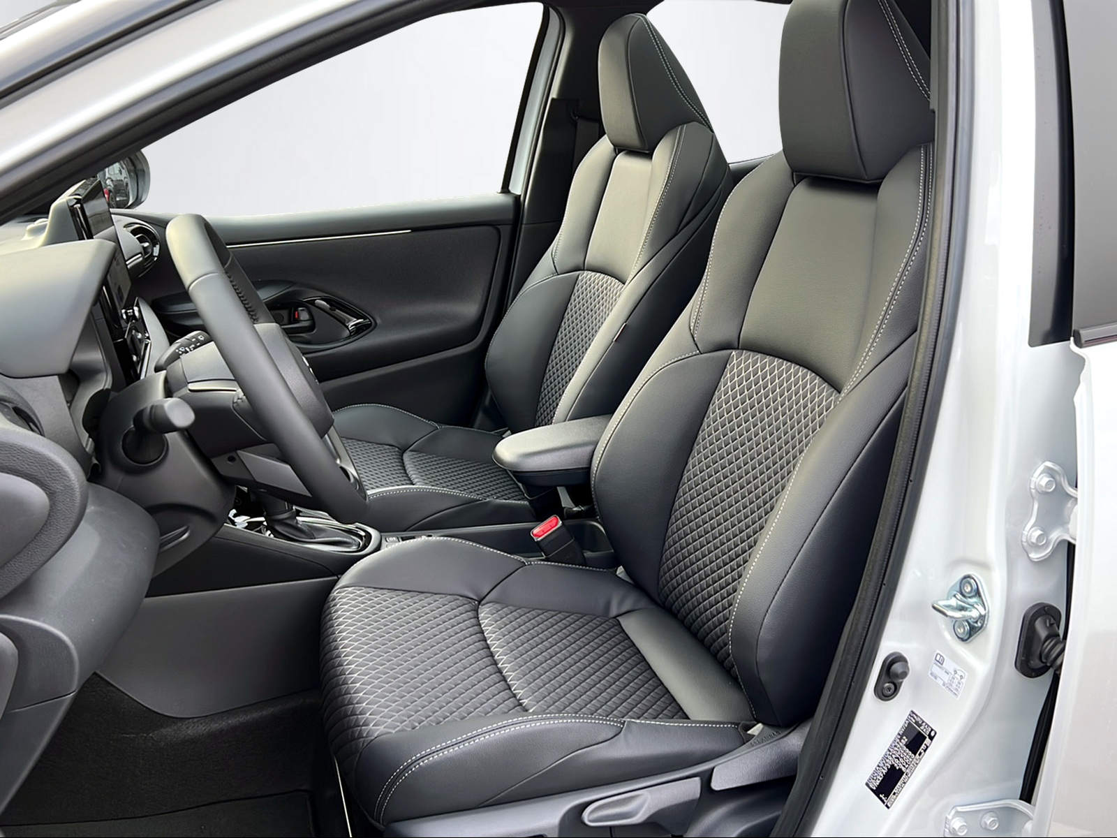 TOYOTA Yaris 1.5 VVT-i HSD Premium-image-14