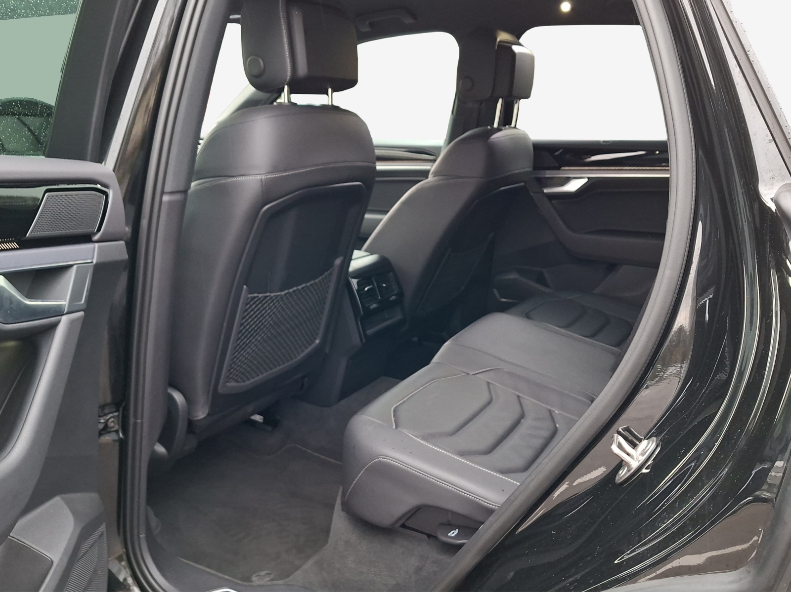 VW Touareg 3.0 TDI R-Line Tiptronic-image-11