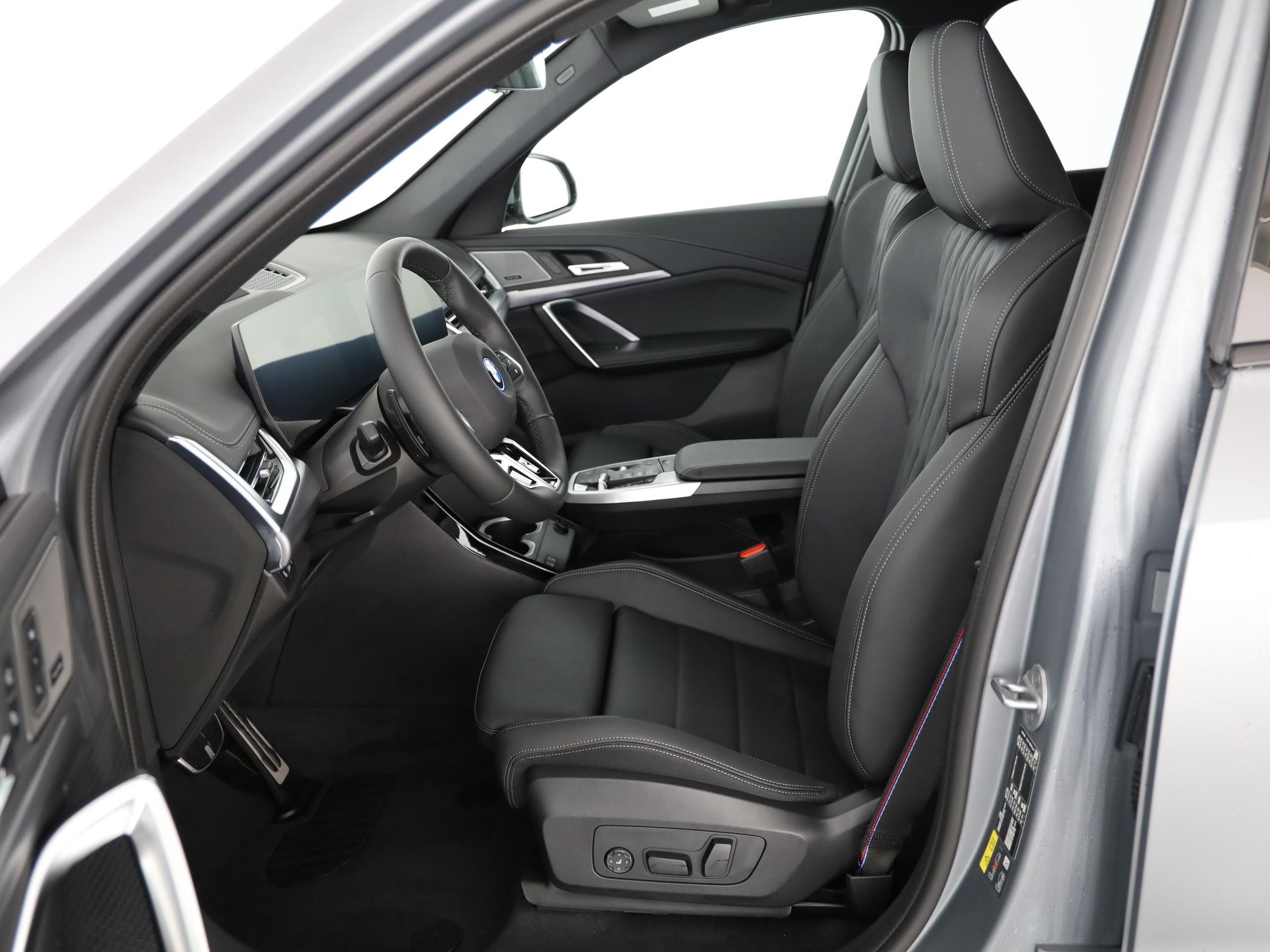 BMW iX1 30 xDrive-image-4