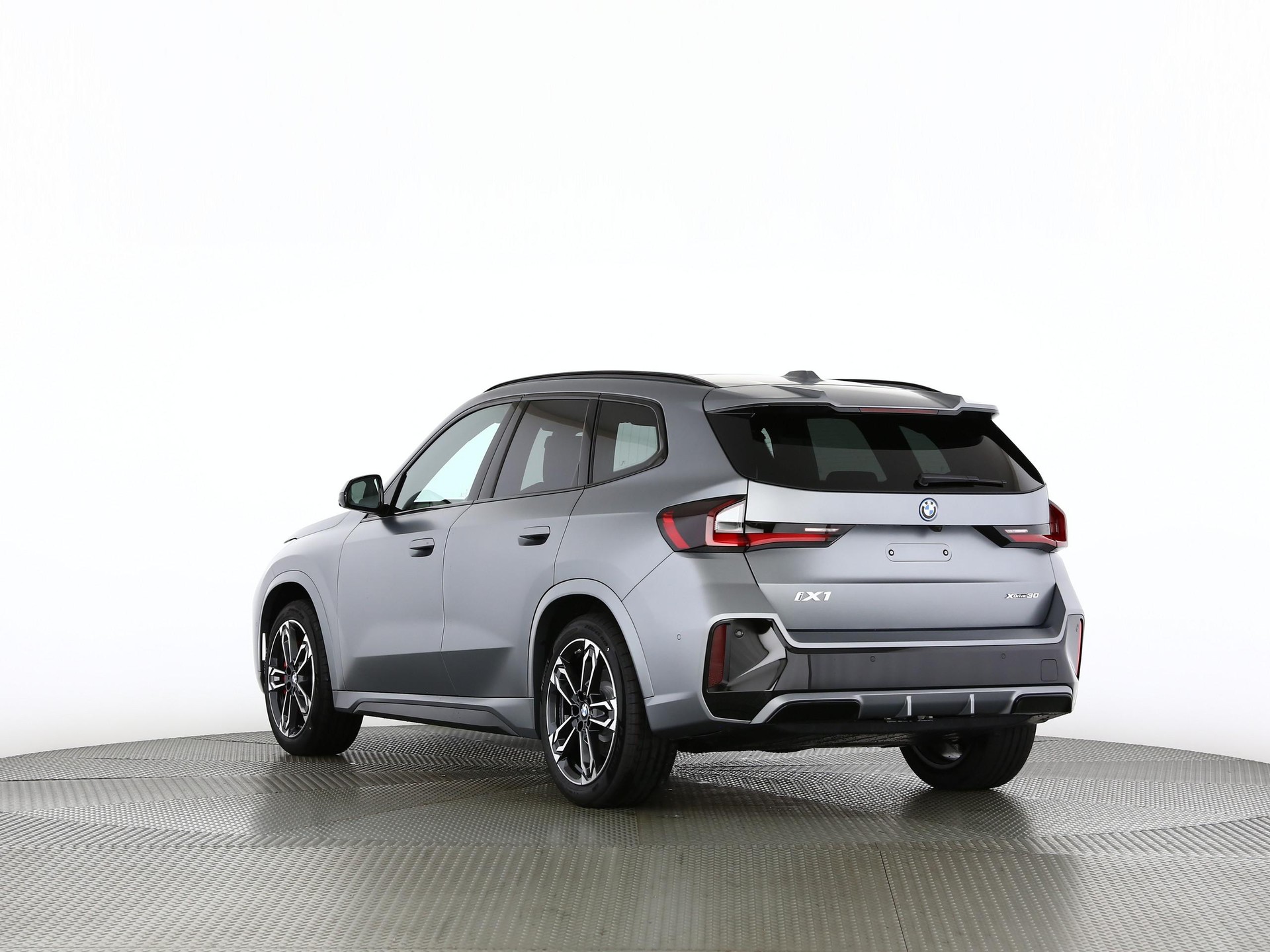 BMW iX1 30 xDrive-image-15