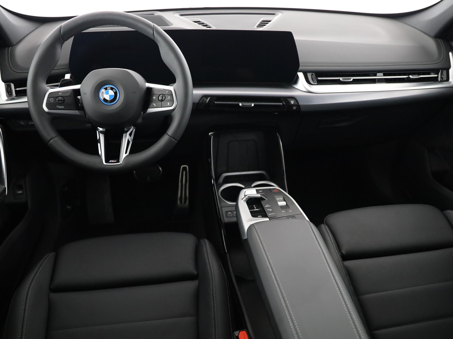 BMW iX1 30 xDrive-image-5