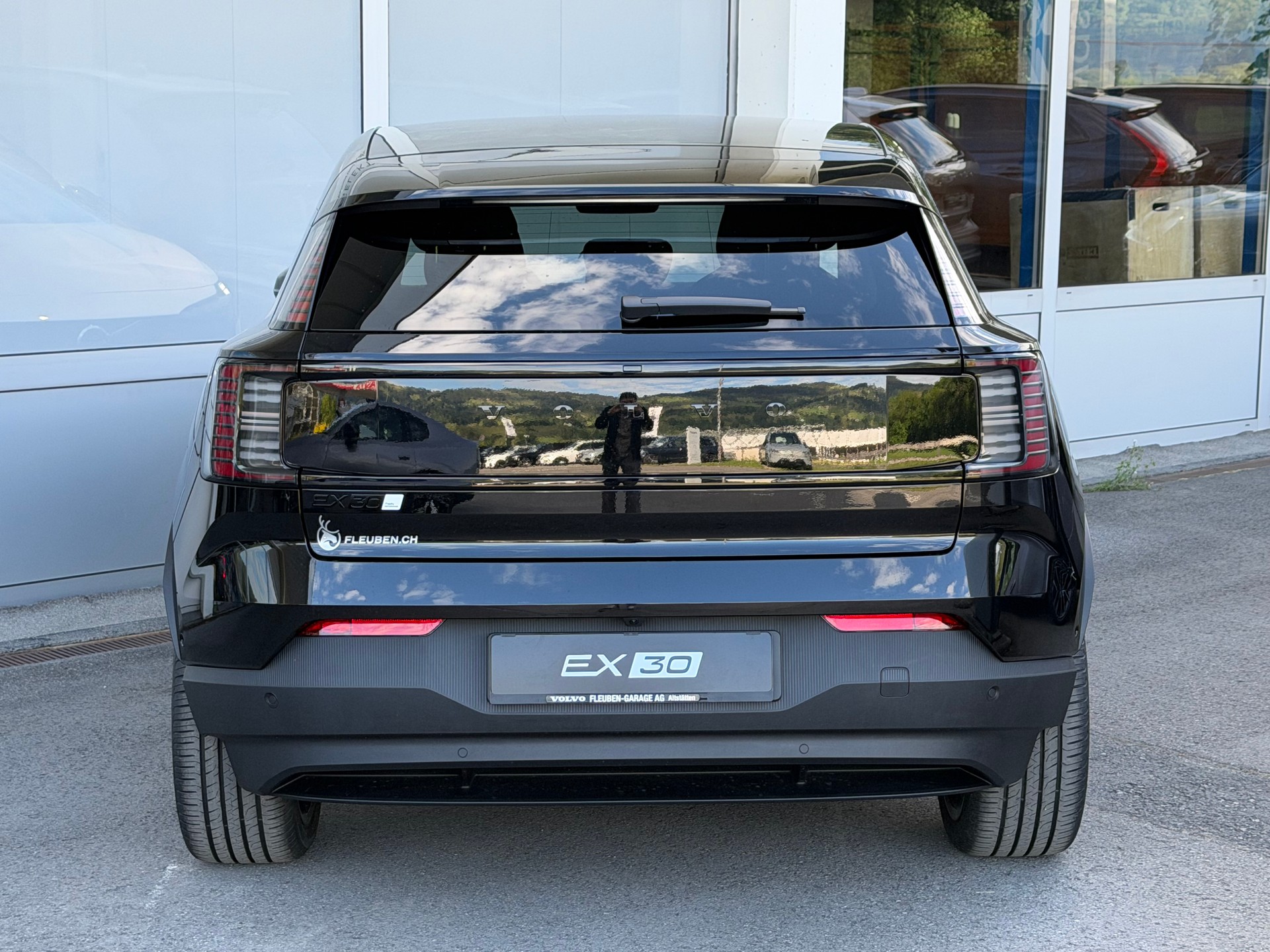 VOLVO EX30 E60 69kWh Twin Black Edition-image-23