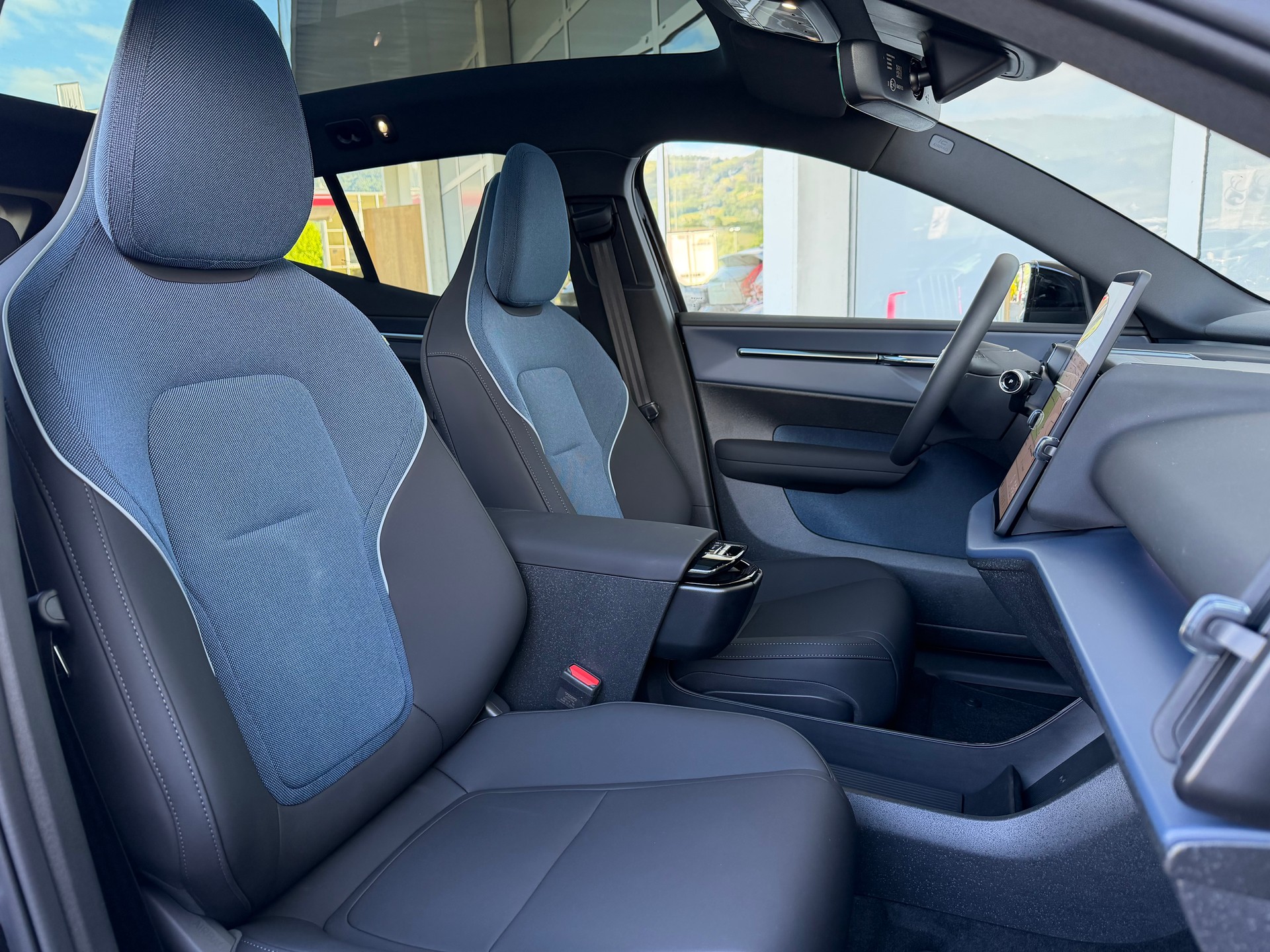 VOLVO EX30 E60 69kWh Twin Black Edition-image-4