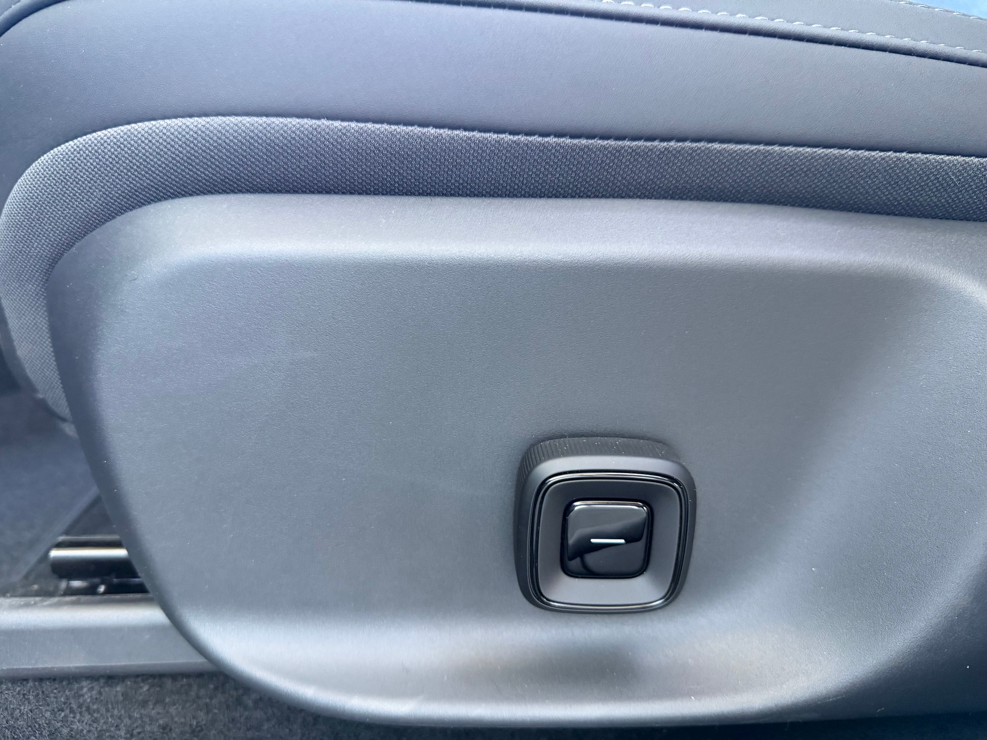 VOLVO EX30 E60 69kWh Twin Black Edition-showroom-element-3