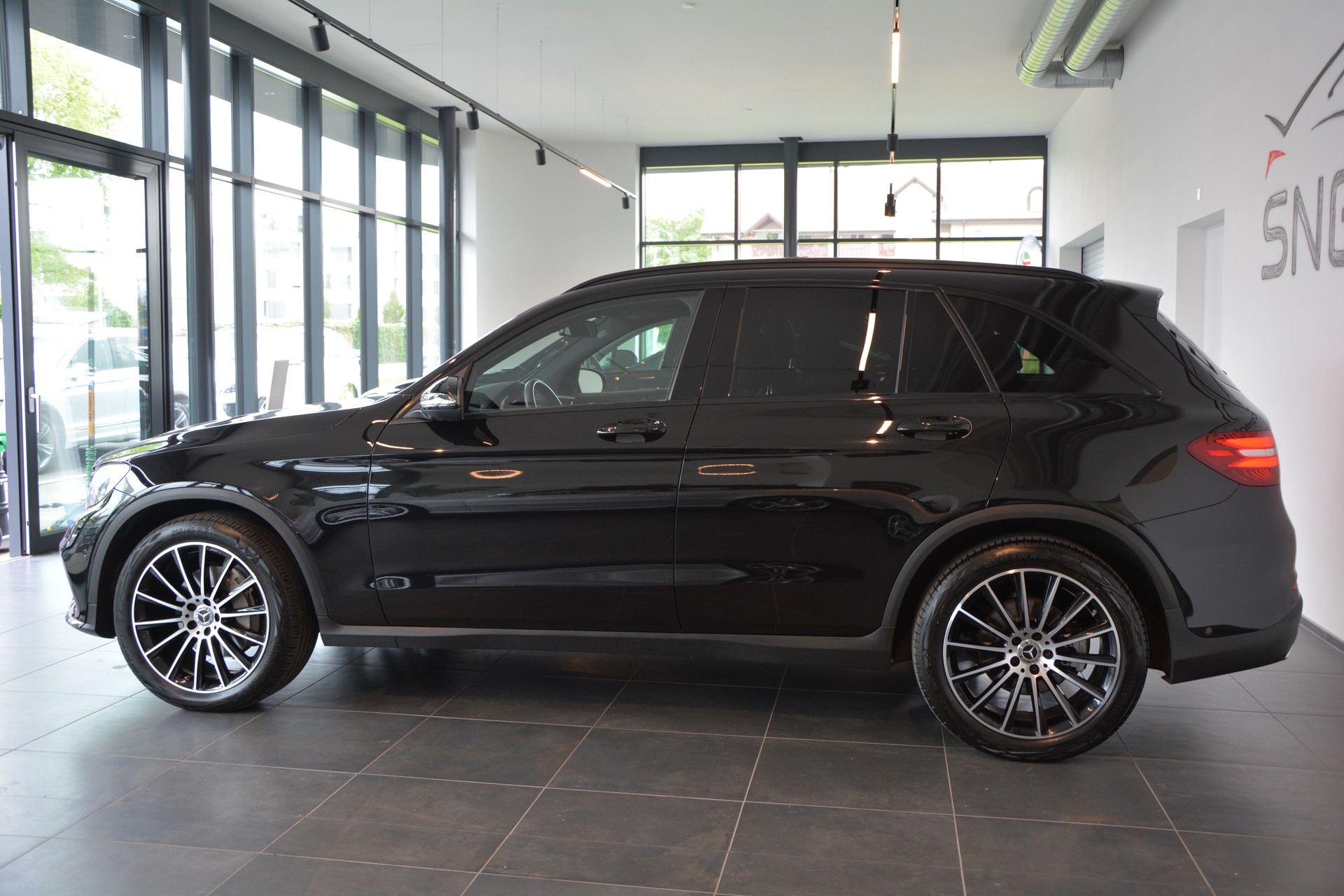 MERCEDES-BENZ GLC 250 d AMG Line 4Matic 9G-Tronic-image-2