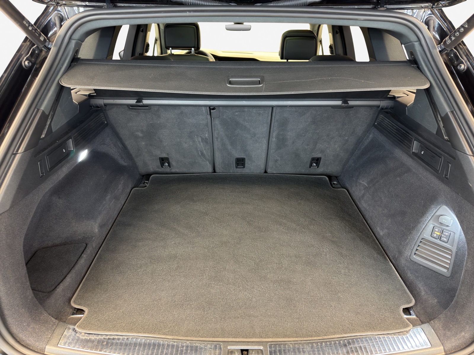 VW Touareg 3.0 TDI R Line Tiptronic-image-12